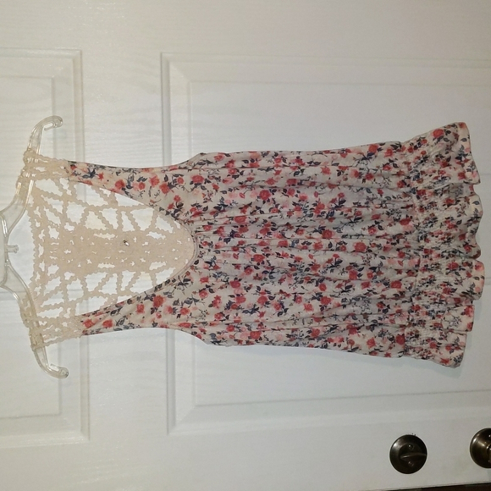 Ladies Love Scene Floral Sleeveless top with crocheted back detail Size …